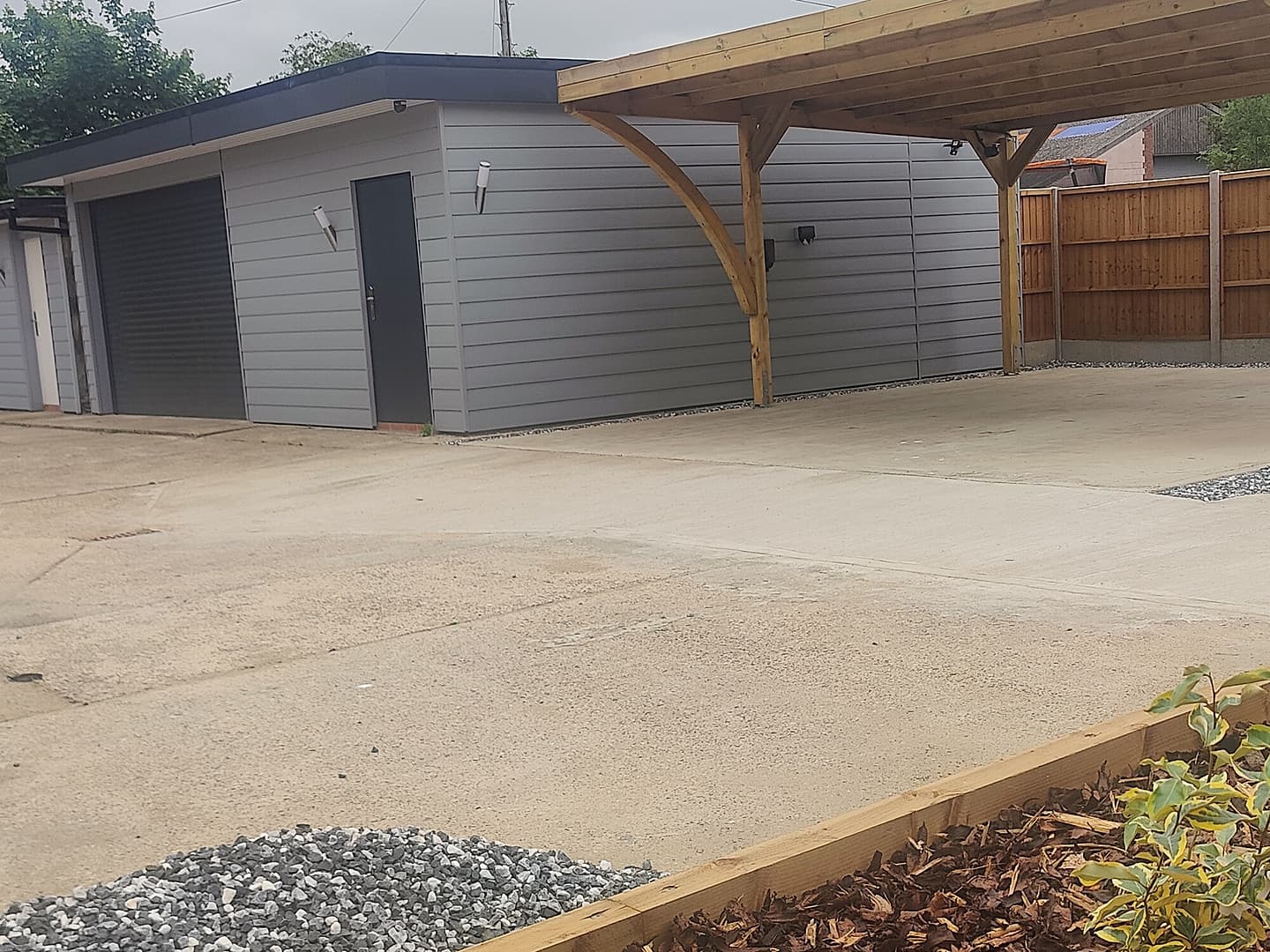 Concrete Forecourt with Oak-Frame Carport